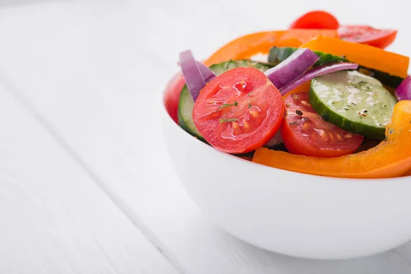 新鲜蔬菜沙拉放在白木桌上的碗里 健康饮食 — 图库照片