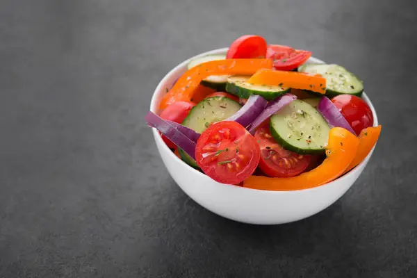 Salada Verduras Frescas Tomate Pimentão Pepino Boliche Mesa Pedra Alimentação — Fotografia de Stock