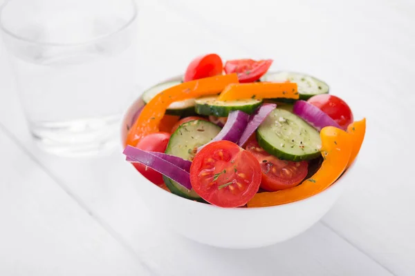 Čerstvý Zeleninový Salát Misce Stole Bílého Dřeva Zdravá Strava — Stock fotografie