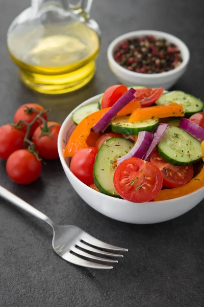 Färsk Grönsakssallad Tomat Peppar Gurka Skål Stenbord Hälsosam Kost — Stockfoto
