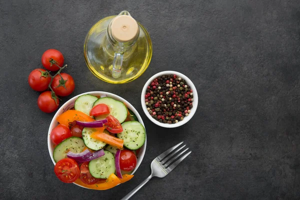 Färsk Grönsakssallad Tomat Peppar Gurka Skål Stenbord Hälsosam Kost Ovanifrån — Stockfoto