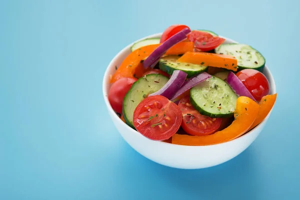 Čerstvý Zeleninový Salát Rajčata Pepř Okurka Misce Modrém Pozadí Zdravá — Stock fotografie