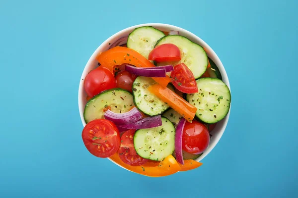 Färsk Grönsakssallad Tomat Peppar Gurka Skål Blå Bakgrund Hälsosam Kost — Stockfoto