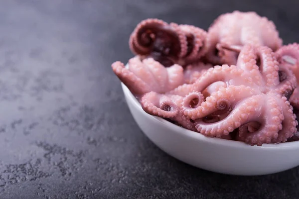 Polpo Piccolo Uno Sfondo Tavolo Pietra Farina Pesce — Foto Stock