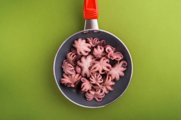 Polvo Conserva Pequeno Escabeche Uma Panela Ato Fritar Vermelha Comida — Fotografia de Stock