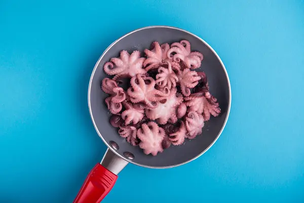 Malá Marinovaná Chobotnice Červené Pánvi Asijské Jídlo Modré Pozadí — Stock fotografie