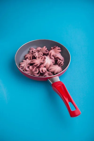 Kleine Gemarineerde Octopus Een Rode Koekenpan Aziatisch Eten Blauwe Achtergrond — Stockfoto