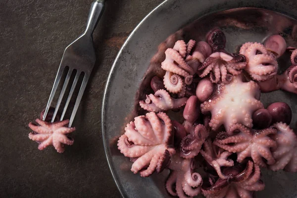 Gekneusde Octopus Oude Metalen Plaat Met Vork Mes Aziatische Voedselachtergrond — Stockfoto