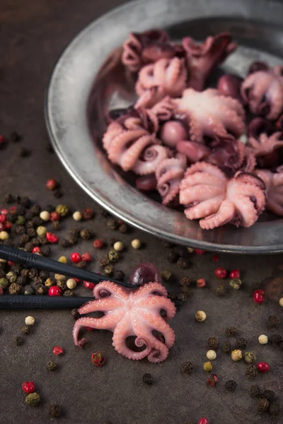 Marinovaná Chobotnice Mořských Plodů Černými Hůlkami Starožitném Stole Asijské Foo — Stock fotografie