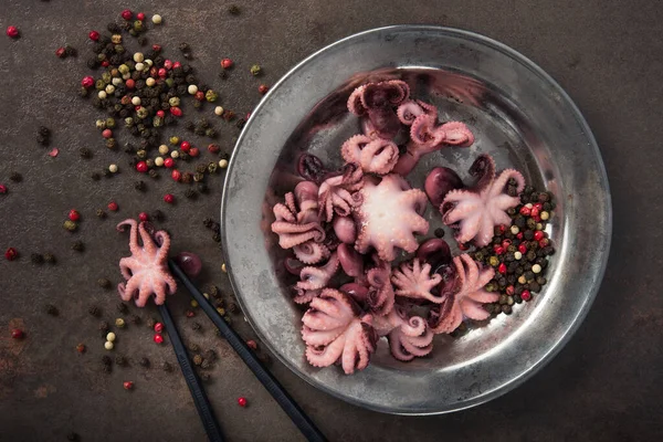 Gemarineerde Zeevruchten Octopus Met Zwarte Eetstokjes Vintage Tafel Aziatische Foo — Stockfoto