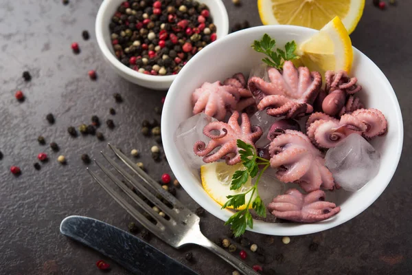 Ingelegde Octopus Met Citroen Peterselie Een Bord Lekker Exotisch Voedsel — Stockfoto
