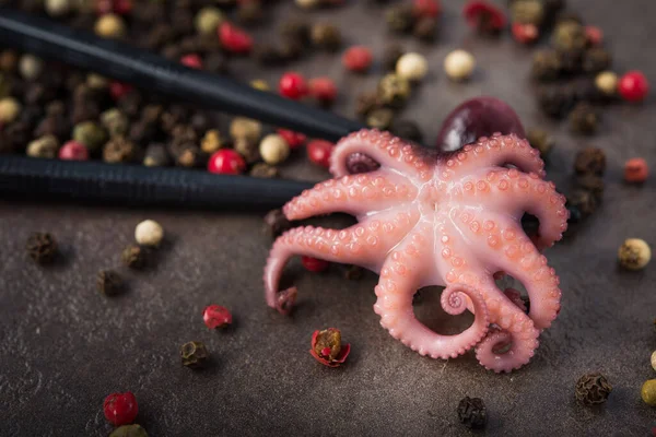 Gemarineerde Zeevruchten Octopus Met Zwarte Eetstokjes Vintage Tafel Aziatische Foo — Stockfoto