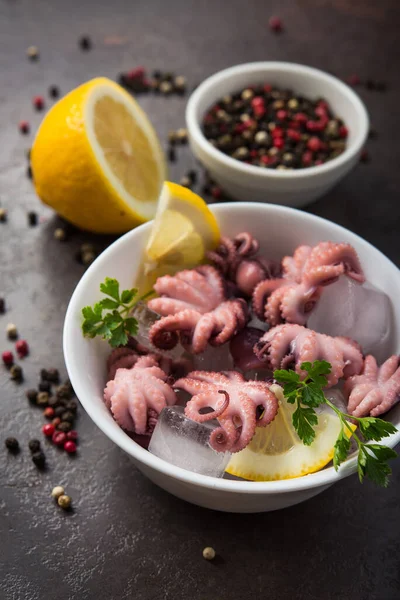 Ingelegde Octopus Met Citroen Peterselie Een Bord Lekker Exotisch Voedsel — Stockfoto