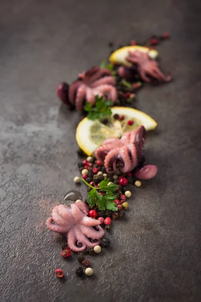 Ingelegde Octopus Met Citroen Peterselie Een Retro Tafel Verse Exotische — Stockfoto