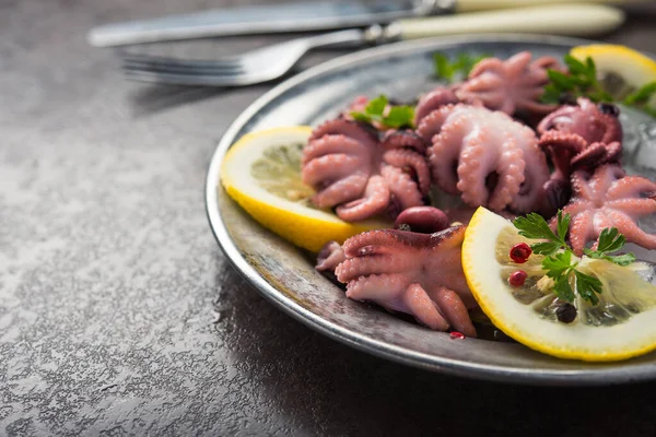 Ingelegde Octopus Met Citroen Peterselie Een Bord Lekker Exotisch Voedsel — Stockfoto