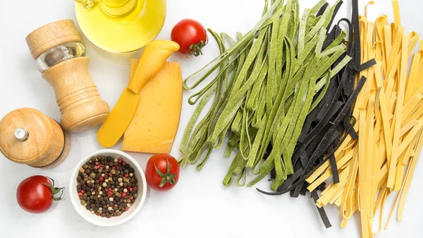 Drei Arten Von Tagliatelle Pasta Klassisch Spinat Und Tintenfisch Isoliert — Stockfoto