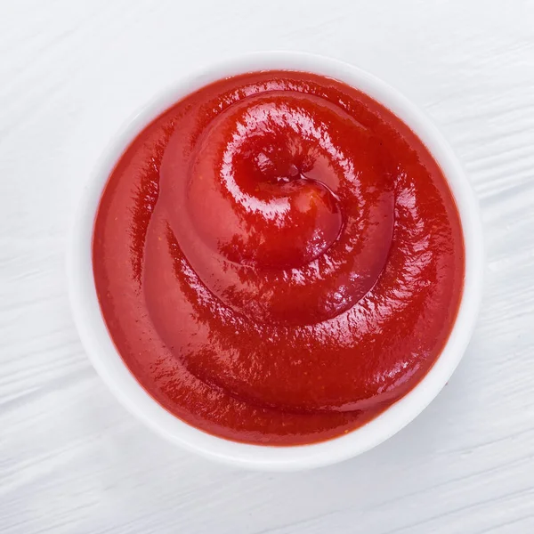 Cuenco Salsa Tomate Ketchup Sobre Una Mesa Madera Blanca —  Fotos de Stock
