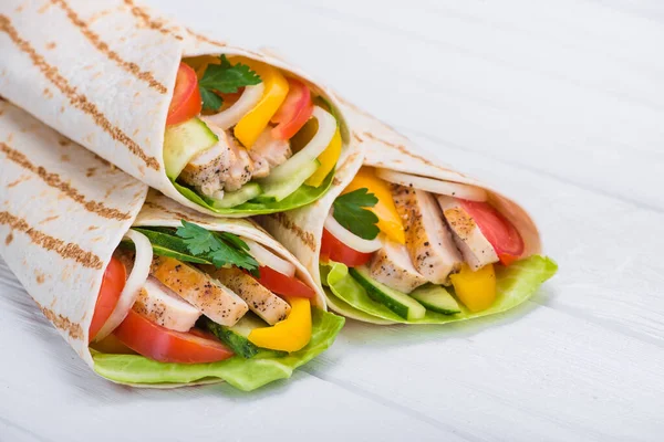 Tortilla Wraps Mit Gegrilltem Huhn Und Frischem Gemüse Auf Einem — Stockfoto