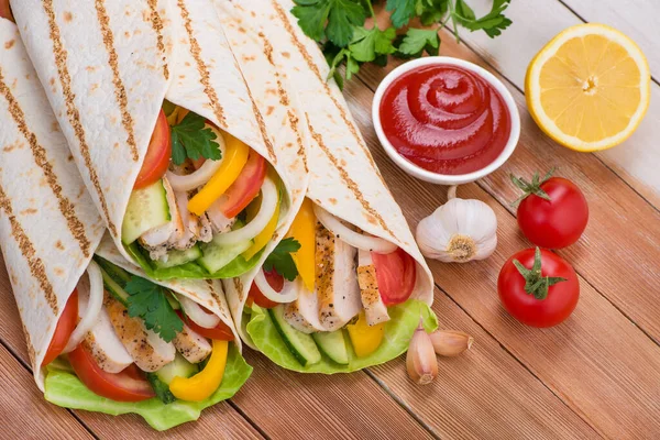 Tortilla Wraps Mit Gegrilltem Huhn Und Frischem Gemüse Auf Einem — Stockfoto