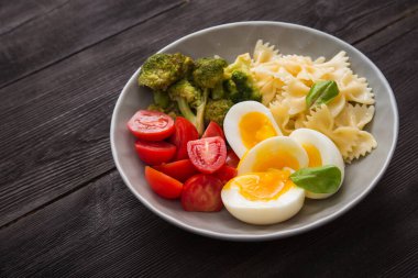 Yumurtalı, domatesli ve brokolili Farfalle makarnası. Sağlıklı beslenme geçmişi.