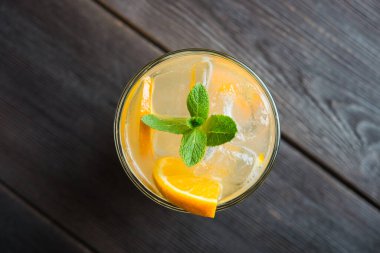 Tahta masada portakallı limonata içeceği.