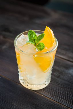 Tahta masada portakallı limonata içeceği.