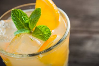 Tahta masada portakallı limonata içeceği.