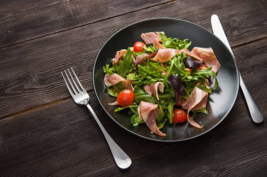 Prosciutto, roka ve domatesli taze salata. diyet yemekleri