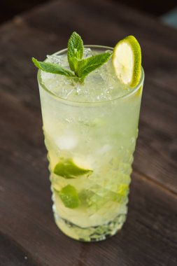 Kafedeki ahşap bir masada mojito kokteyli. Lezzetli içecek..