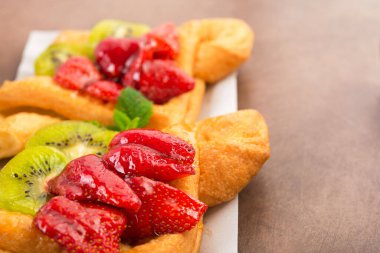 Çilekli tatlı fırın ve şeker jöleli kivi. Yaz tatlıları..