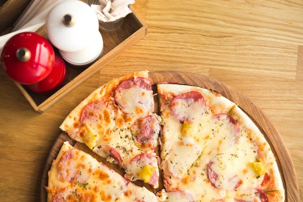 Heiße Pizza Napoli Mit Käse Salami Und Peperoni Auf Dem — Stockfoto