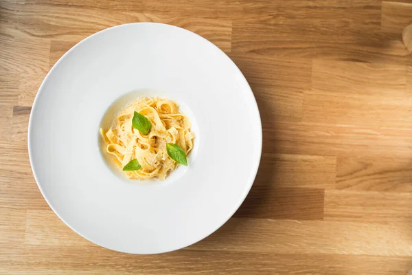 Tagliatelle Pasta Met Kaas Basilicum Een Houten Tafel Bovenaanzicht — Stockfoto