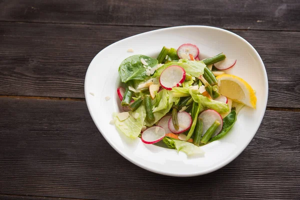 Ensalada Fresca Con Rábano Espárragos Sobre Una Mesa Madera Dieta —  Fotos de Stock