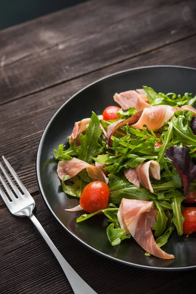 Salada Fresca Com Presunto Rúcula Tomate Uma Chapa Preta Dieta — Fotografia de Stock