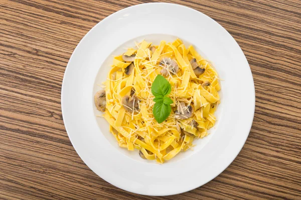 Italiaanse Champignonpasta Met Kaas Basilicum Een Houten Tafel Heerlijke Lunch — Stockfoto