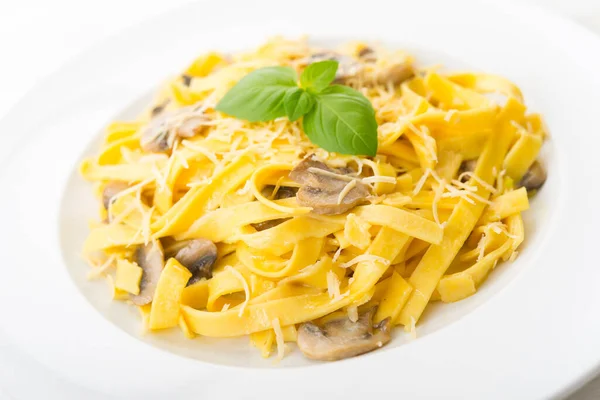 Massa Tagliatelle Com Queijo Cogumelos Numa Mesa Madeira Branca Comida — Fotografia de Stock