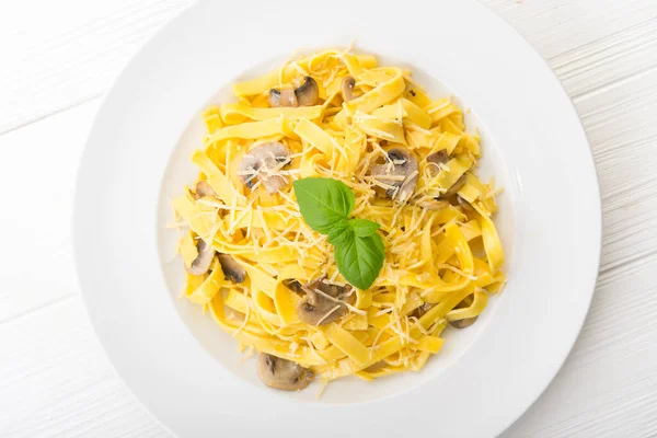 Massa Tagliatelle Com Queijo Cogumelos Numa Mesa Madeira Branca Comida — Fotografia de Stock