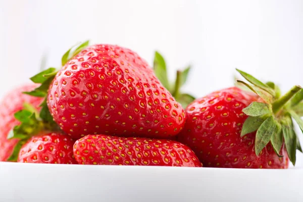 Fragola Rossa Fresca Una Ciotola Sul Tavolo Yammy Dessert Estivo — Foto Stock