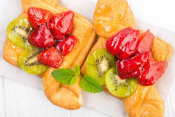 Zoete Bakkerij Met Aardbeien Kiwi Suikerglazuur Zomerdessert Eten Bovenaanzicht — Stockfoto