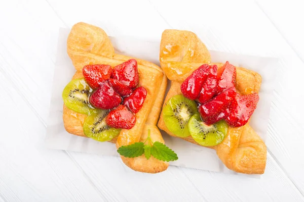 Zoete Bakkerij Met Aardbeien Kiwi Suikerglazuur Zomerdessert Eten Bovenaanzicht — Stockfoto