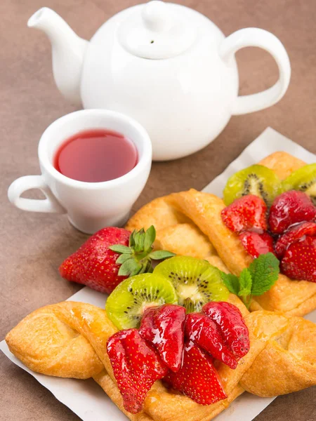 Chá Frutas Padaria Doce Com Morango Kiwi Esmalte Açúcar Comida — Fotografia de Stock