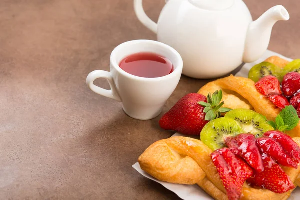 Chá Frutas Padaria Doce Com Morango Kiwi Esmalte Açúcar Comida — Fotografia de Stock