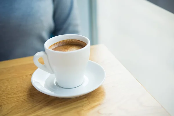 Tasse Café Americano Avec Lait Sur Une Table Bois Dans — Photo