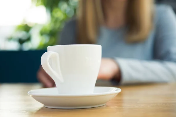 Blond Vrouwtje Met Witte Koffiekop Zit Een Café Bij Het — Stockfoto