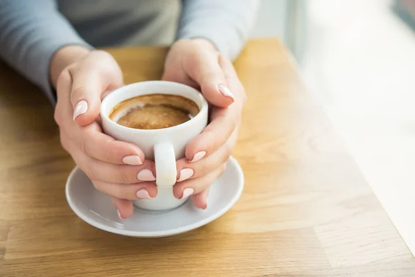 Femme Blonde Avec Tasse Café Blanc Trouve Dans Café Près — Photo