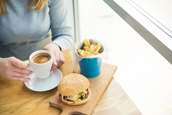 Mädchen Der Mittagspause Café Mit Kaffeetasse Burger Und Pommes — Stockfoto