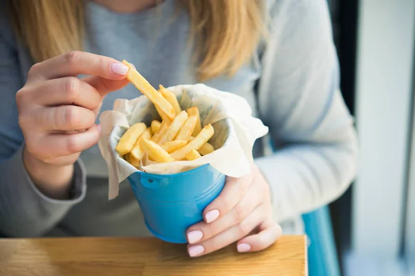 Blondynka Frytki Kawiarni Szybki Lunch — Zdjęcie stockowe