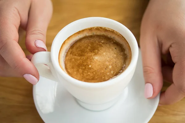 Wanita Pirang Dengan Cangkir Kopi Putih Duduk Sebuah Kafe Dekat — Stok Foto