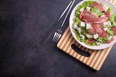 Hamon eti, domates, marul ve peynirli taze salata. Üst görünüm