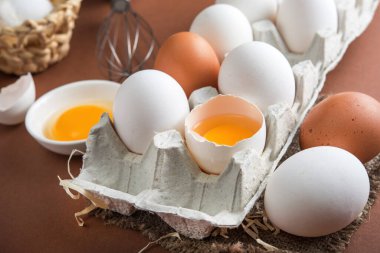 Kahverengi bir masada çiğ beyaz yumurta tepsisi. Kahvaltı hazırlama yemeği.